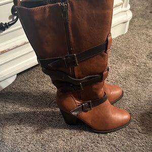 Stylish Tan Heeled Boots with Buckle Accents